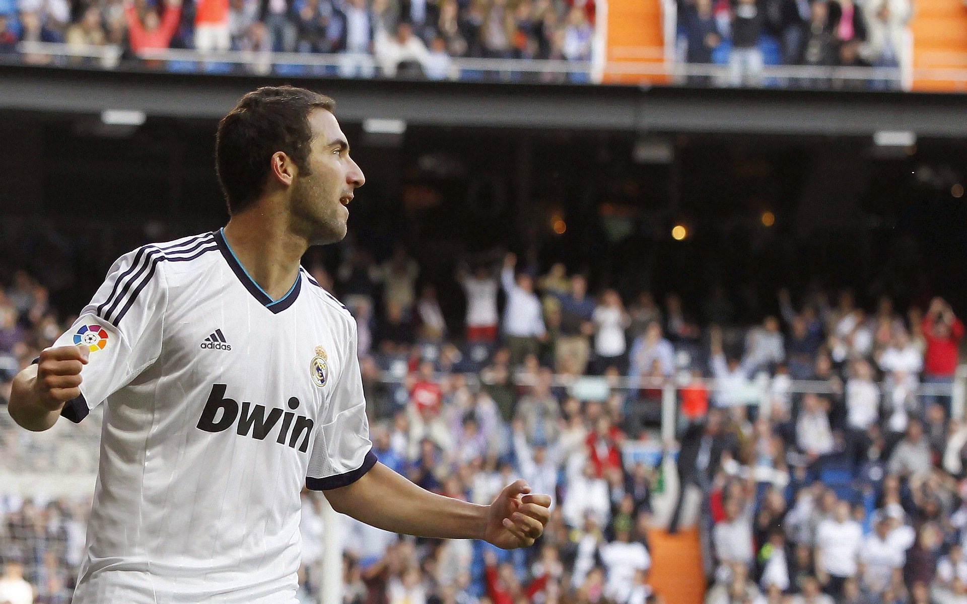 布克存在感拉满！广东队险胜北京队，外援对决成胜负手