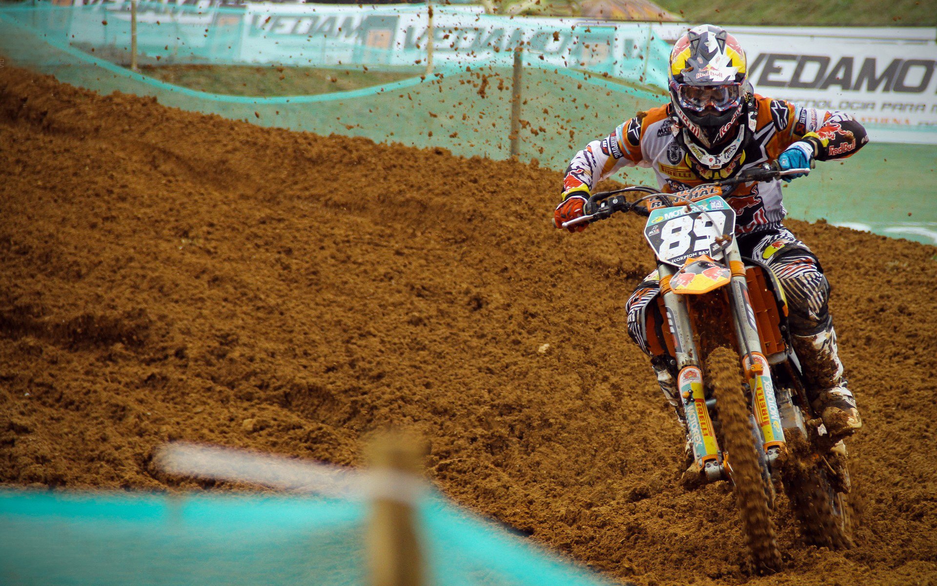 赛道上的阶级跨越，法拉利碾压哈斯，阿隆索带队取胜的战术革命